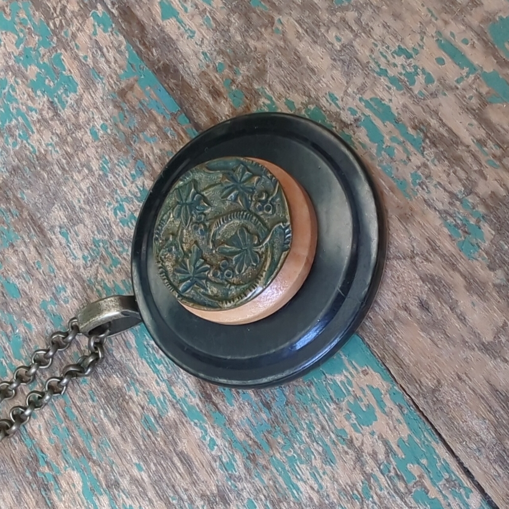 WHIMSY HOUSE I NWT Upcycled Vintage Button Ivy Vines Pendant Necklace - Picture 4 of 9